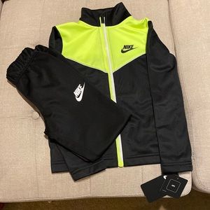 NWT.  Nike 2piece active wear set Boys size 4